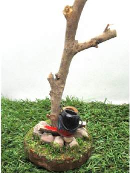 Deko Feuerstelle mit Baum aus Holz